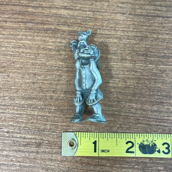 Heritage Pewter Gnome with Squirrel Figurine - Picture 7 of 8